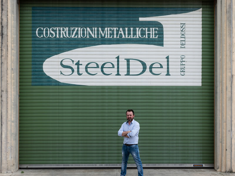 Costruzioni metalliche, saracinesca con logo Steeldel