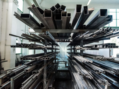 Grandi pezzi di metallo accatastati, Steeldel