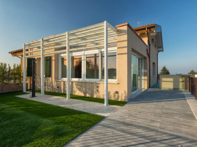 Casa vista dall'esterno, Steeldel