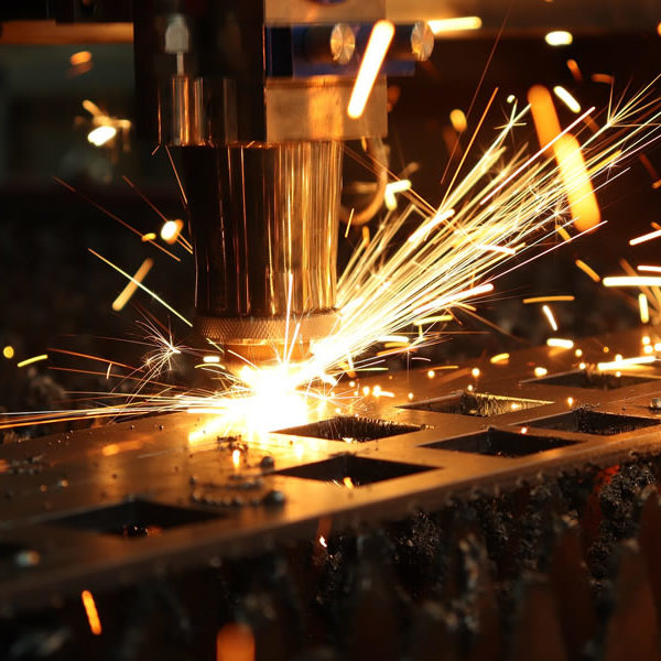 Dettaglio del taglio del plasma con scintille, Steeldel