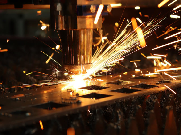 Dettaglio del taglio del plasma con scintille, Steeldel