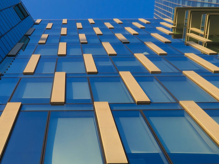 Palazzo con struttura in vetro, Steeldel